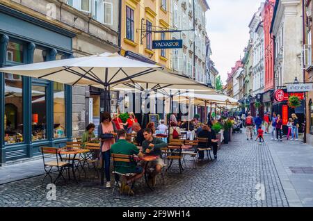 LJUBLJANA, SLOWENIEN, 29. JULI 2015: Blick auf die stari trg-Straße in der slowenischen Hauptstadt ljubljana, die sich über das Herz der Altstadt erstreckt Stockfoto