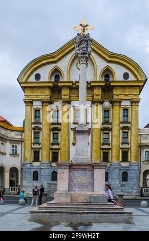 LJUBLJANA, SLOWENIEN, 29. JULI 2015: Blick auf den kongressplatz (kongresni trg) in der slowenischen Hauptstadt ljubljana mit der heiligen dreifaltigkeitskirche am Stockfoto