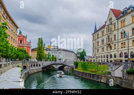 LJUBLJANA, SLOWENIEN, 29. JULI 2015: Altstadt-Böschung in Ljubljana mit der franziskanerkirche der Verkündigung. Ljubljana ist das Geschäft und cultura Stockfoto