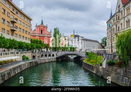 LJUBLJANA, SLOWENIEN, 29. JULI 2015: Altstadt-Böschung in Ljubljana mit der franziskanerkirche der Verkündigung. Ljubljana ist das Geschäft und cultura Stockfoto