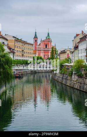 LJUBLJANA, SLOWENIEN, 29. JULI 2015: Altstadt-Böschung in Ljubljana mit der franziskanerkirche der Verkündigung. Ljubljana ist das Geschäft und cultura Stockfoto