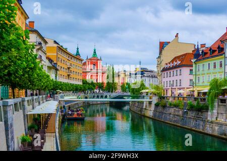 LJUBLJANA, SLOWENIEN, 29. JULI 2015: Altstadt-Böschung in Ljubljana mit der franziskanerkirche der Verkündigung. Ljubljana ist das Geschäft und cultura Stockfoto