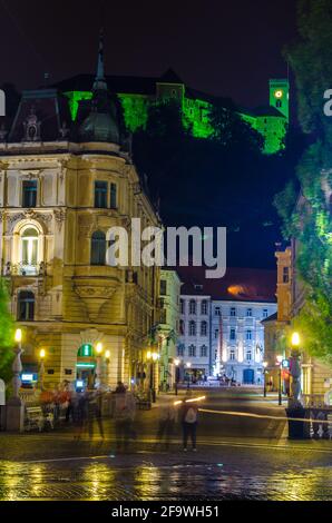 LJUBLJANA, SLOWENIEN, 29. JULI 2015: Nachtansicht des Preserenplatzes in der slowenischen Hauptstadt ljubljana, das für die Dreifachbrücke, franziskaner, berühmt ist Stockfoto