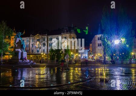 LJUBLJANA, SLOWENIEN, 29. JULI 2015: Nachtansicht des Preserenplatzes in der slowenischen Hauptstadt ljubljana, das für die Dreifachbrücke, franziskaner, berühmt ist Stockfoto