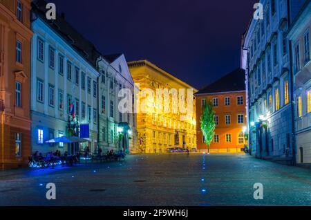 LJUBLJANA, SLOWENIEN, 29. JULI 2015: Nachtansicht des beleuchteten novi trg Platzes in der slowenischen Hauptstadt ljubljana, wo sich die Universität befindet Stockfoto