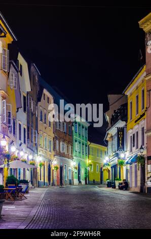 LJUBLJANA, SLOWENIEN. 29. JULI 2015: Nachtansicht des ciril-metodov trg Platzes im mittelalterlichen Zentrum von ljubljana Stockfoto