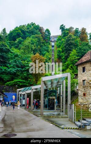 LJUBLJANA, SLOWENIEN, 29. JULI 2015: Blick auf die Talstation der Seilbahn auf dem zentralen Markt der slowenischen Hauptstadt ljubljana Stockfoto