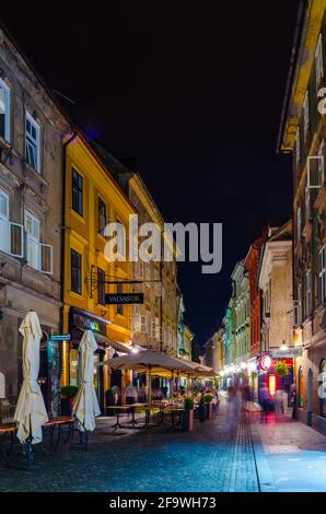 LJUBLJANA, SLOWENIEN. 29. JULI 2015: Nachtansicht des ciril-metodov trg Platzes im mittelalterlichen Zentrum von ljubljana Stockfoto