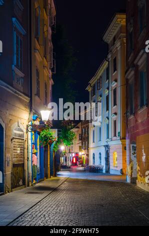 LJUBLJANA, SLOWENIEN. 29. JULI 2015: Nachtansicht des ciril-metodov trg Platzes im mittelalterlichen Zentrum von ljubljana Stockfoto