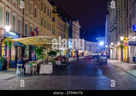 LJUBLJANA, SLOWENIEN. 29. JULI 2015: Nachtansicht des ciril-metodov trg Platzes im mittelalterlichen Zentrum von ljubljana Stockfoto