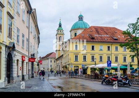 LJUBLJANA, SLOWENIEN, 29. JULI 2015: Blick auf die Straße, die zur Kathedrale in der slowenischen Hauptstadt ljubljana führt, vom zentralen Markt aus. Stockfoto