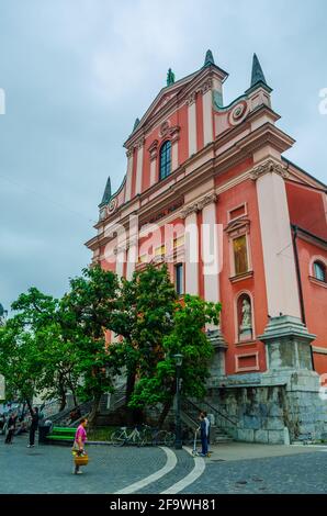 LJUBLJANA, SLOWENIEN, 29. JULI 2015: Franziskanerkirche in Ljubljana, Slowenien. Es ist die Pfarrkirche von Ljubljana - Verkündigung Parish. Stockfoto