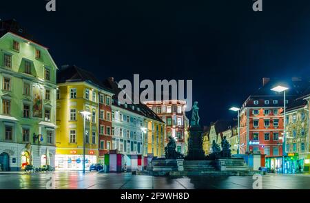 GRAZ, ÖSTERREICH - 30. JULI 2015: Nachtansicht von beleuchteten Gebäuden, die sich am Rande des rathauspaltz in der österreichischen Stadt graz erstreckten. Stockfoto