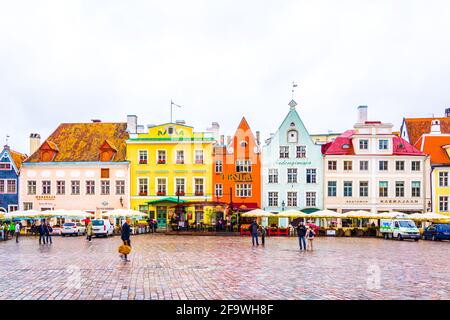 TALLIN, ESTLAND, 16. AUGUST 2016: Die Menschen laufen auf dem Rathausplatz in der Altstadt von Tallin, Estland. Stockfoto