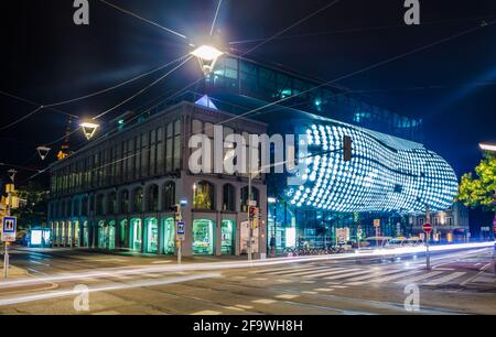 GRAZ, ÖSTERREICH - 30. JULI 2015: Das Kunsthaus Graz aka Grazer Kunsthaus ist ein Kunstmuseum, das von den britischen Architekten Peter Cook und Colin Fournier i entworfen wurde Stockfoto