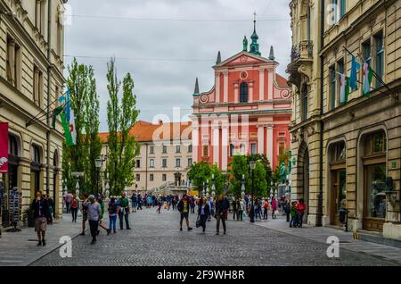 LJUBLJANA, SLOWENIEN, 29. JULI 2015: Die Straße Stritarjeva ist eine der wichtigsten Fußgängerrouten für Touristen in der Nähe der Dreifachbrücke und der franziskanerkirche Stockfoto