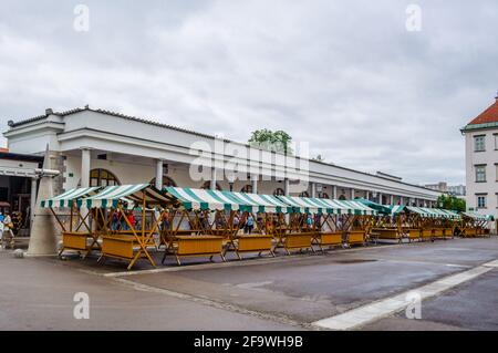 LJUBLJANA, SLOWENIEN, 29. JULI 2015:Markthalle von Ljubljana am Fluss Ljubljanica Stockfoto