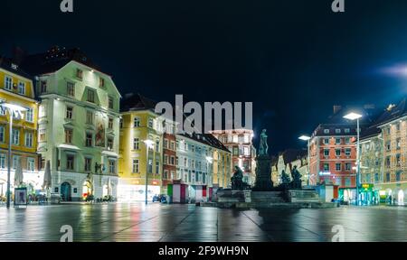 GRAZ, ÖSTERREICH - 30. JULI 2015: Nachtansicht von beleuchteten Gebäuden, die sich am Rande des rathauspaltz in der österreichischen Stadt graz erstreckten. Stockfoto