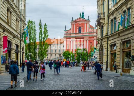 LJUBLJANA, SLOWENIEN, 29. JULI 2015: Die Straße Stritarjeva ist eine der wichtigsten Fußgängerrouten für Touristen in der Nähe der Dreifachbrücke und der franziskanerkirche Stockfoto