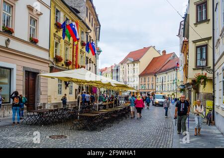 LJUBLJANA, SLOWENIEN. 29. JULI 2015: Blick auf den ciril-metodov trg Platz im mittelalterlichen Zentrum von ljubljana Stockfoto