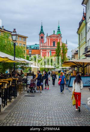 LJUBLJANA, SLOWENIEN, 29. JULI 2015: Altstadt-Böschung in Ljubljana mit der franziskanerkirche der Verkündigung. Ljubljana ist das Geschäft und cultura Stockfoto