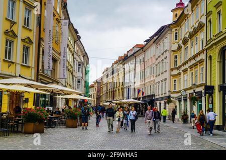 LJUBLJANA, SLOWENIEN, 29. JULI 2015: Blick auf die stari trg-Straße in der slowenischen Hauptstadt ljubljana, die sich über das Herz der Altstadt erstreckt Stockfoto