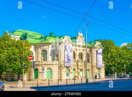 RIGA, LETTLAND, 15. AUGUST 2016: Blick auf das Nationaltheater in Riga, Lettland. Stockfoto