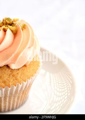 Hübscher rosa Cupcake aus nächster Nähe auf weißem Hintergrund Stockfoto