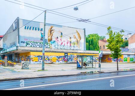 VILNIUS, LITAUEN, 14. AUGUST 2016: Bushaltestelle vor einem mit Graffiti bedeckten Haus in vilnius, Litauen. Stockfoto