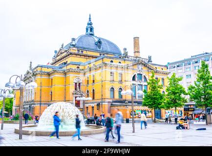 OSLO, NORWEGEN, 24. AUGUST 2016: Vor dem Nationaltheater in Oslo, der Hauptstadt Norwegens, schlendern Menschen Stockfoto