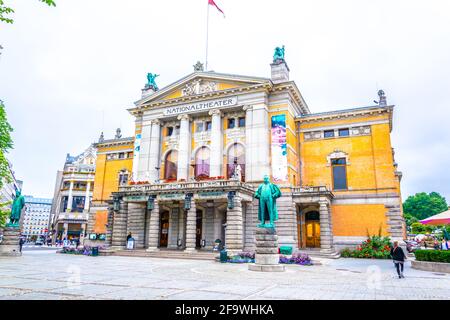 OSLO, NORWEGEN, 24. AUGUST 2016: Vor dem Nationaltheater in Oslo, der Hauptstadt Norwegens, schlendern Menschen Stockfoto