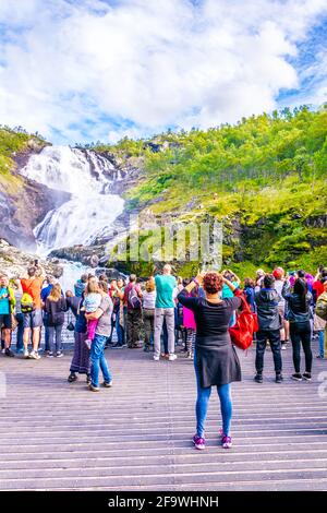 BERGEN, NORWEGEN, 23. AUGUST 2016: Die Menschen beobachten den Kjosfossen-Wasserfall von der Flam-Eisenbahn aus in norwegen. Stockfoto