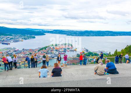 BERGEN, NORWEGEN, 22. AUGUST 2016: Die Menschen betrachten die norwegische Stadt Bergen vom Standpunkt des floyen aus. Stockfoto