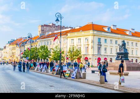 WARSCHAU, POLEN, 12. AUGUST 2016: Die Menschen schlendern durch die nowy swiat Straße in Warschau, Polen Stockfoto