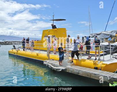 Touristen besuchen Sehenswürdigkeiten entlang der Vorderstraße und den Hafen in Die kleine Maui Stadt Lahaina Hawaii USA Stockfoto