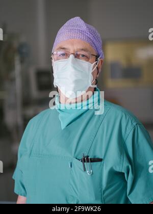 Braunschweig, Deutschland. April 2021. Peter Werning, Chefarzt für Anästhesiologie, steht auf der Intensivstation Coronavirus am Krankenhaus Braunschweig. Die Zahl der Coronainfektionen steigt – und mehr Patienten müssen auf den Intensivstationen des Landes behandelt werden. Die Verantwortlichen sehen eine ernste Situation, rechnen aber derzeit nicht mit einer Überlastung des Systems. (To dpa 'Ministry: Situation in Intensivstationen 'serious, but manageable') Kredit: Ole Spata/dpa/Alamy Live News Stockfoto