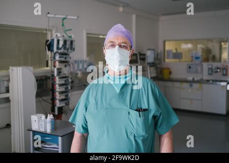 Braunschweig, Deutschland. April 2021. Peter Werning, Chefarzt für Anästhesiologie, steht auf der Intensivstation Coronavirus am Krankenhaus Braunschweig. Die Zahl der Coronainfektionen steigt – und mehr Patienten müssen auf den Intensivstationen des Landes behandelt werden. Die Verantwortlichen sehen eine ernste Situation, rechnen aber derzeit nicht mit einer Überlastung des Systems. (To dpa 'Ministry: Situation in Intensivstationen 'serious, but manageable') Kredit: Ole Spata/dpa/Alamy Live News Stockfoto