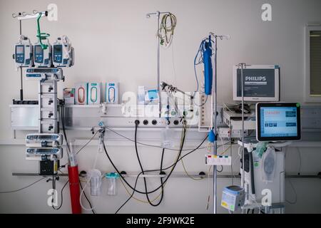 Braunschweig, Deutschland. April 2021. Ein Ventilator steht in einem Quarantäneraum auf der Intensivstation des Braunschweiger Krankenhauses. Die Zahl der Corona-Infektionen steigt – und mehr Patienten müssen auf den Intensivstationen des Landes behandelt werden. Die Verantwortlichen sehen eine ernste Situation, rechnen aber derzeit nicht mit einer Überlastung des Systems. (To dpa 'Ministry: Situation in Intensivstationen 'serious, but manageable') Kredit: Ole Spata/dpa/Alamy Live News Stockfoto