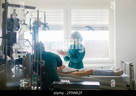 Braunschweig, Deutschland. April 2021. Intensivkrankenschwestern betreuen einen Patienten mit Covid-19 auf der Intensivstation des Braunschweiger Krankenhauses. Die Zahl der Corona-Infektionen steigt – und mehr Patienten müssen auf den Intensivstationen des Landes behandelt werden. Die Verantwortlichen sehen eine ernste Situation, rechnen aber derzeit nicht mit einer Überlastung des Systems. (To dpa 'Ministry: Situation in Intensivstationen 'serious, but manageable') Kredit: Ole Spata/dpa/Alamy Live News Stockfoto