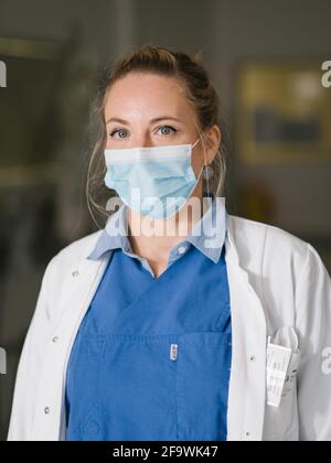 Braunschweig, Deutschland. April 2021. Carina Claus, Oberärztin auf der Intensivstation des Klinikum Braunschweig. Die Zahl der Coronainfektionen steigt – und mehr Patienten müssen auf den Intensivstationen des Landes behandelt werden. Die Verantwortlichen sehen eine ernste Situation, rechnen aber derzeit nicht mit einer Überlastung des Systems. (To dpa 'Ministry: Situation in Intensivstationen 'serious, but manageable') Kredit: Ole Spata/dpa/Alamy Live News Stockfoto