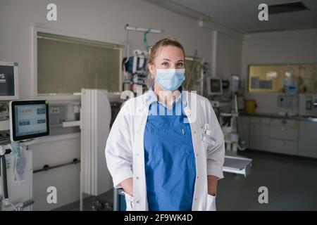 Braunschweig, Deutschland. April 2021. Carina Claus, Oberärztin auf der Intensivstation des Klinikum Braunschweig. Die Zahl der Coronainfektionen steigt – und mehr Patienten müssen auf den Intensivstationen des Landes behandelt werden. Die Verantwortlichen sehen eine ernste Situation, rechnen aber derzeit nicht mit einer Überlastung des Systems. (To dpa 'Ministry: Situation in Intensivstationen 'serious, but manageable') Kredit: Ole Spata/dpa/Alamy Live News Stockfoto