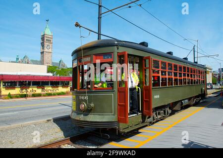 New Orleans Streetcar #966 im National Streetcar Museum auf der Dutton Street in Downtown Lowell, Massachusetts, MA, USA. Stockfoto