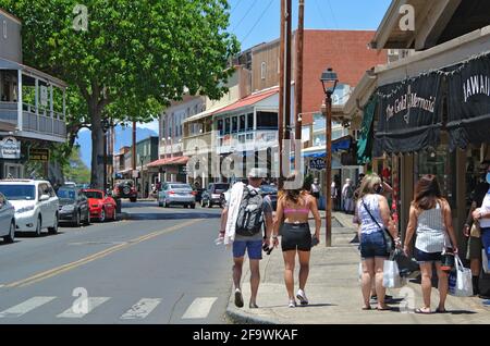 Touristen besuchen Sehenswürdigkeiten entlang der Vorderstraße und den Hafen in Die kleine Maui Stadt Lahaina Hawaii USA Stockfoto