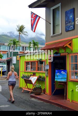 Touristen besuchen Sehenswürdigkeiten entlang der Vorderstraße und den Hafen in Die kleine Maui Stadt Lahaina Hawaii USA Stockfoto