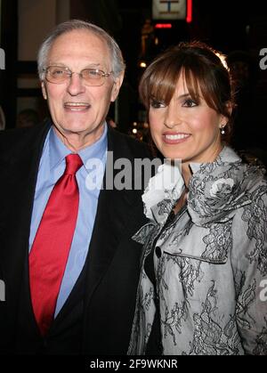 Alan Alda und Mariska Hargitay nehmen am 11. März 2007 an der Eröffnungsvorstellung von „Talk Radio“ im Longacre Theatre in New York City Teil. Foto: Henry McGee/MediaPunch Stockfoto