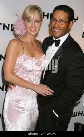 Bryant Gumbel und seine Frau Hilary Quinlan nehmen am 4. Oktober 2004 an der jährlichen Gala im Whitney Museum of American Art in New York City Teil. Foto: Henry McGee/MediaPunch Stockfoto