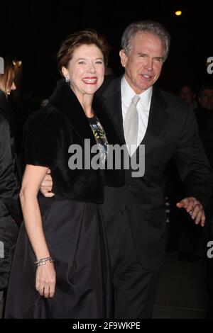 Annette Bening und Warren Beatty kommen am 10. Januar 2011 bei den New York Film Critic's Circle Awards 2010 bei Crimson in New York City an. Foto: Henry McGee/MediaPunch Stockfoto