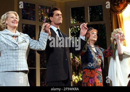 Jayne Atkinson, Rupert Everett, Angela Lansbury und Christine Ebersole Curtain rufen am 15. März 2009 im Shubert Theater in New York City die Eröffnungsnacht von Noel Cowards „Blithe Spirit“ auf. Foto: Henry McGee/MediaPunch Stockfoto