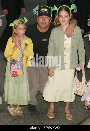 Stephen Baldwin mit den Töchtern Hailey und Alaia Baldwin bei der Sondervorführung von „Shrek 2“ im Beekman Theatre in New York City am 17. Mai 2004. Foto: Henry McGee/MediaPunch Stockfoto