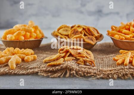 Bananenchips sind eine gesunde Mahlzeit, und gewürzte Maisbrei-Snacks sind ein toller Snack. Stockfoto